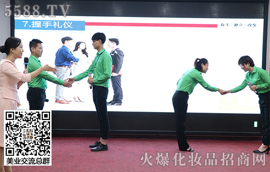 握手禮儀現(xiàn)場(chǎng) 握手禮儀現(xiàn)場(chǎng)