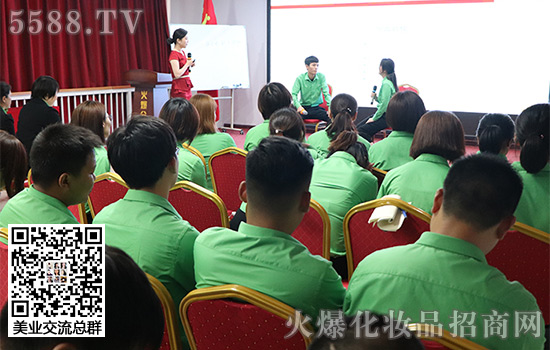 在老師的指導下進行溝通交流 在老師的指導下進行溝通交流