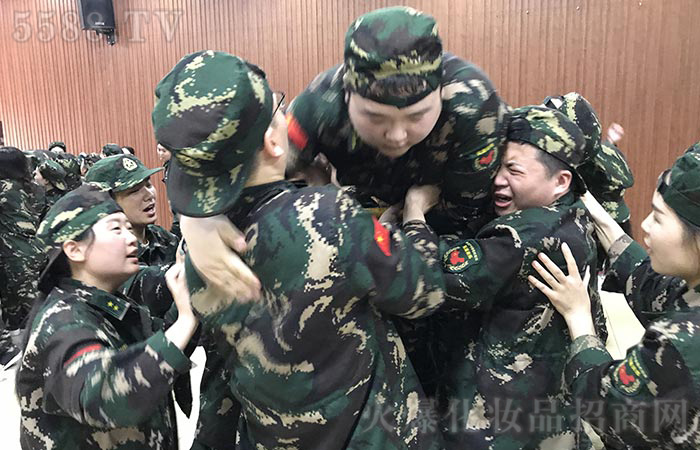 比出風(fēng)采,超越自我!火爆每一個(gè)人都是“戰(zhàn)士”! 比出風(fēng)采,超越自我!火爆每一個(gè)人都是“戰(zhàn)士”!