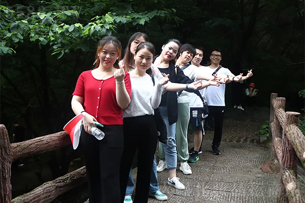 跟著火爆網(wǎng)游老君山,放松心情,傳承國學(xué)經(jīng)典 跟著火爆網(wǎng)游老君山,放松心情,傳承國學(xué)經(jīng)典