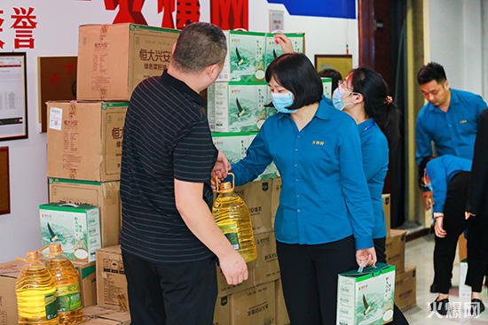 月圓人團圓,中秋好禮祝團圓!火爆網(wǎng)為員工發(fā)放中秋節(jié)福利! 月圓人團圓,中秋好禮祝團圓!火爆網(wǎng)為員工發(fā)放中秋節(jié)福利!