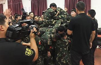 為勝利，無路，我們愿搭人肉梯；