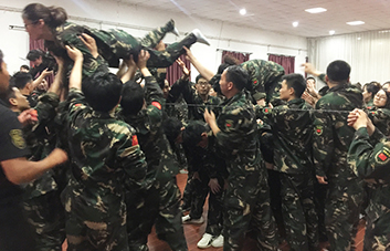 只有頑強(qiáng)拼搏，才能超越自我！