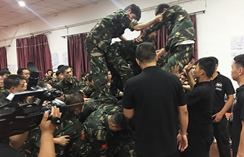 為家人，再累，我們也要堅(jiān)持到底！