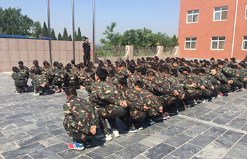 驕陽似火巋然不動，這才是火爆人的堅(jiān)毅！