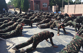 軍訓(xùn)現(xiàn)場，教官逐個(gè)檢查軍姿標(biāo)準(zhǔn)！