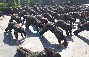 俯臥撐懲罰，全體人員為犯錯(cuò)學(xué)員買單！