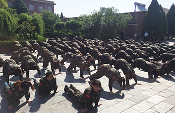 嚴(yán)明的紀(jì)律，嚴(yán)格的要求，造就自律的個(gè)人！