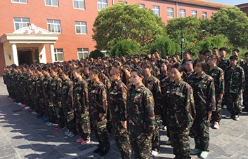 俯臥撐懲罰，全體人員為犯錯(cuò)學(xué)員買單！