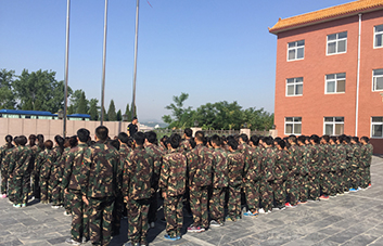 嚴(yán)明的紀(jì)律，嚴(yán)格的要求，造就自律的個(gè)人！