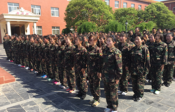 俯臥撐懲罰，全體人員為犯錯(cuò)學(xué)員買單！