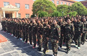 嚴(yán)明的紀(jì)律，嚴(yán)格的要求，造就自律的個(gè)人！