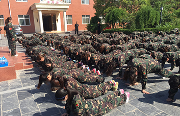 高溫炙烤，流汗不流淚、堅(jiān)持不放棄！