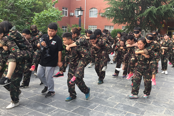 經(jīng)歷艱苦和磨難，體驗(yàn)親情、友情的珍貴