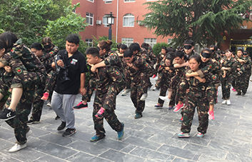 我是你的眼，不論艱難險(xiǎn)阻，我都將握緊你的手與你同行！