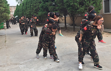 因?yàn)樾湃危还苎赝居卸嗝吹亩盖推D險(xiǎn)，我都將攙扶著你勇敢前行。