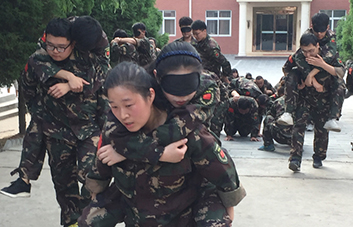 我是你的眼，不論艱難險(xiǎn)阻，我都將握緊你的手與你同行！