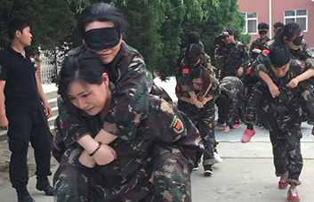 因?yàn)樾湃?，不管沿途有多么的陡峭艱險(xiǎn)，我都將攙扶著你勇敢前行。