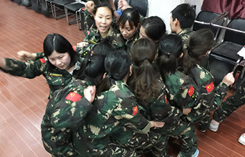 再長的路，一步步也能走完，在難的事，火爆人也能堅(jiān)持到底！