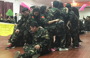 超越夢想，超越自我！堅(jiān)持會帶來希望，團(tuán)結(jié)會帶來力量！