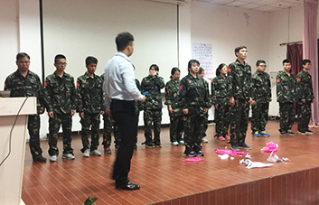 努力、拼搏、進(jìn)步！即使失敗，我們也將再次站起！