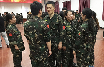 善于發(fā)現(xiàn)身邊世界的美，不吝嗇對別人的贊美