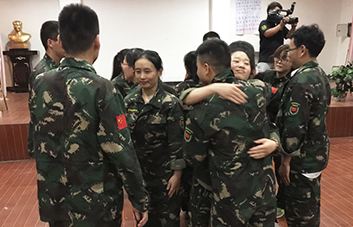 人生不易，要學(xué)會贊美他人！