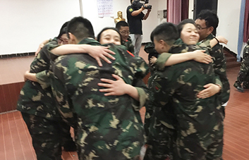 善于發(fā)現(xiàn)身邊世界的美，不吝嗇對別人的贊美