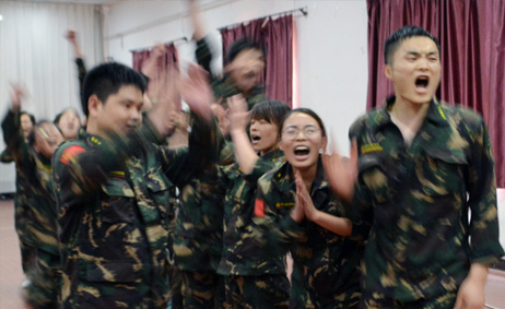 勇者無所畏懼，強(qiáng)者奮勇爭先！