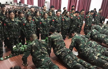 舉手表決，領(lǐng)袖魅力征服現(xiàn)象學(xué)員！