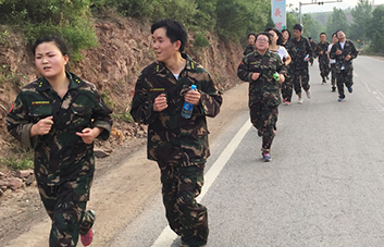 15公里徒步磨礪，火爆網(wǎng)鑄就精英團(tuán)隊(duì)挑極限！