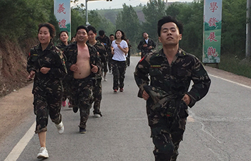 徒步拉練15公里，體驗(yàn)“長征路”，磨礪火爆人血性虎氣！