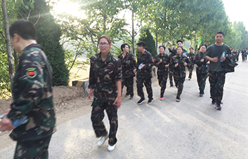 這不僅僅是簡單的徒步，是友誼的凝聚，更是團(tuán)隊(duì)的融合！