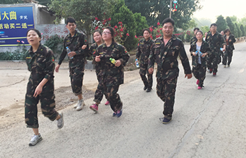 不論是攙扶還是背扛，我們沒有丟掉任何一個(gè)人！