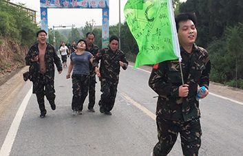 徒步拉練15公里，體驗(yàn)“長征路”，磨礪火爆人血性虎氣！