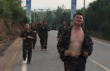 這不僅僅是簡單的徒步，是友誼的凝聚，更是團(tuán)隊(duì)的融合！