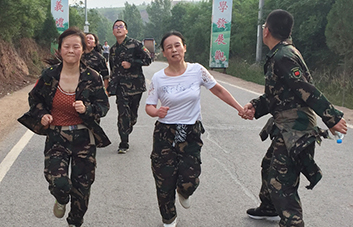 不論是攙扶還是背扛，我們沒有丟掉任何一個(gè)人！