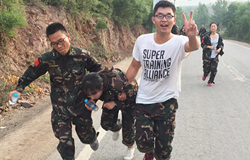 沒有比人更高的山，沒有比腳更遠(yuǎn)的路！