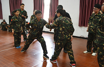 凝心聚力，為榮譽(yù)而戰(zhàn)；聚精會神，為集體爭光！