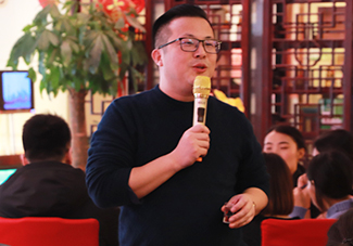 �𱬼��ˁ�(l��i)����(hu��)�������@һ��(ch��ng)��ɢ�đc������