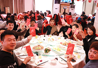 ����һ���2018���ψA�M��̖(h��o)����ͬӭ��2019��