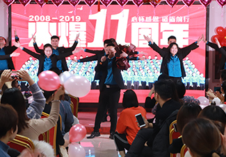 ��Խ�Լ�����ӭ���L(f��ng)������(l��)�҂��ɞ��Լ���Ӣ�ۣ�